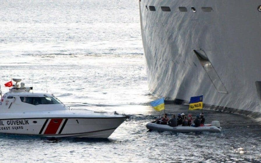 Protesters waved Ukrainian flags in front of the yacht - Telegram