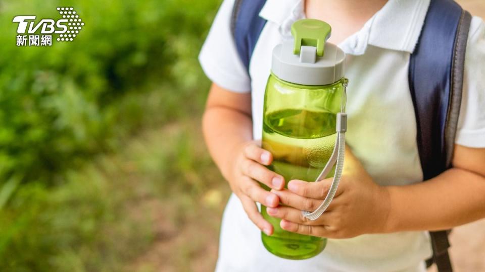 父母為孩子水壺買哪國製造，大吵一架。（示意圖，非當事人／shutterstock達志影像）