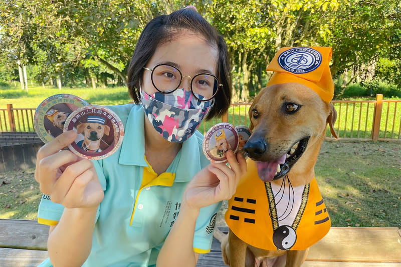 到山上花園水道博物館曬毛孩 可獲客製化徽章 台南山上花園水道博物館推出多個「回憶定格」概念 活動，其中「毛孩曬一曬」歡迎民眾在指定時間帶著 毛小孩前往寵物園區，拍照並完成後續指定動作，就 可在離開前至出口處領取以毛小孩照片製作的客製化 徽章。 （台南市文化局提供） 中央社記者楊思瑞台南傳真  112年7月23日 