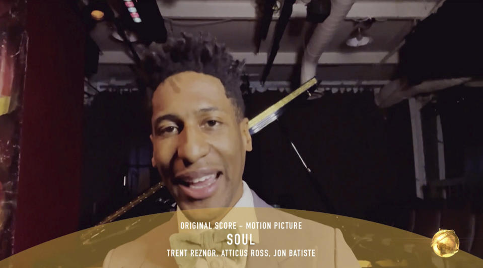 En esta imagen difundida el domingo 28 de febrero de 2021 por NBC, Jon Batiste acepta el Globo de Oro a la mejor música original por su trabajo para la cinta animada "Soul". (NBC via AP)