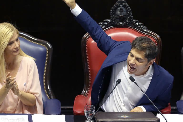 Verónica Magario y Axel Kicillof, ayer, en la Legislatura