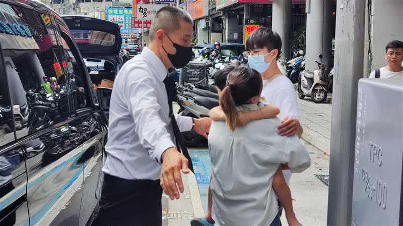 招魂儀式由黃瑋震妻子、弟弟進行，4歲兒子也在現場。（圖／記者莊淇鈞攝）