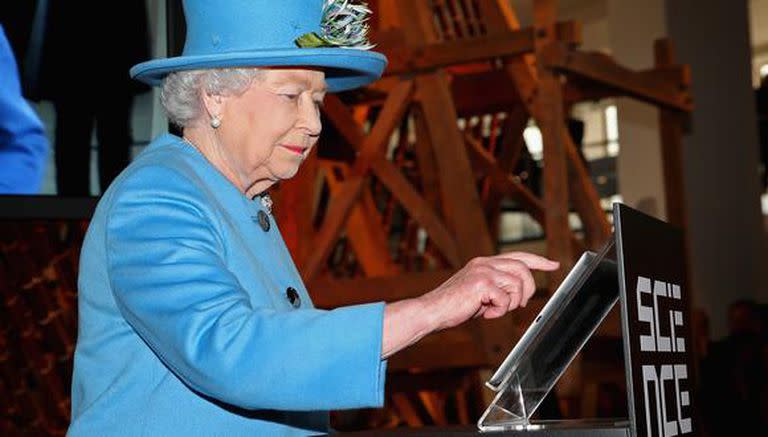La Reina Isabel II envía su primer tuit el 24 de octubre de 2014, a través de una tablet