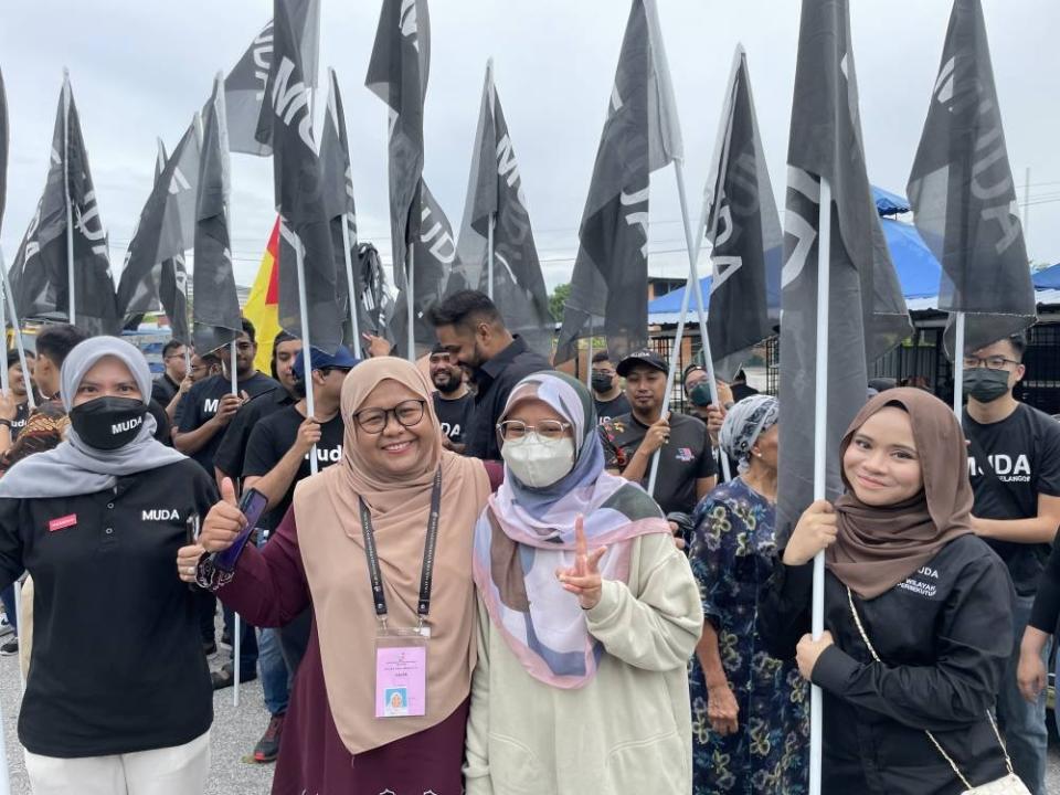 Muda candidate Siti Rahayu Baharin and her supporters, November 5, 2022. ― Picture by Radzi Razak