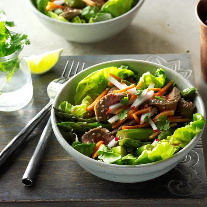 Sesame Beef Asparagus Salad Exps Thfm17 2708 D09 27 7b 4