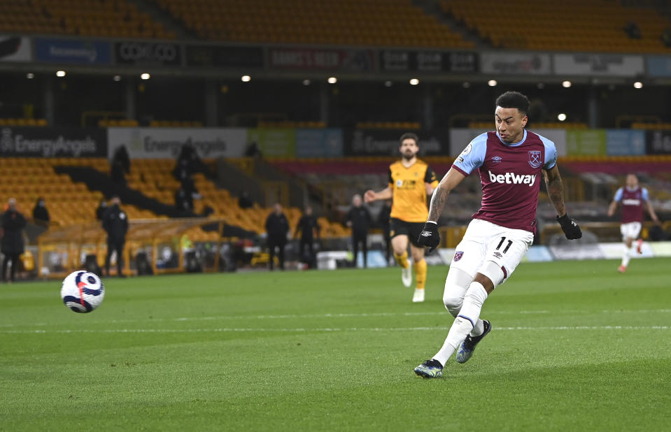 Jesse Lingard del west Ham anotó el primer gol de su equipo en el encuentro de la Liga Premier ante el Wolverhampton el lunes 5 de abril del 2021. (Laurence Griffiths/ Pool via AP)