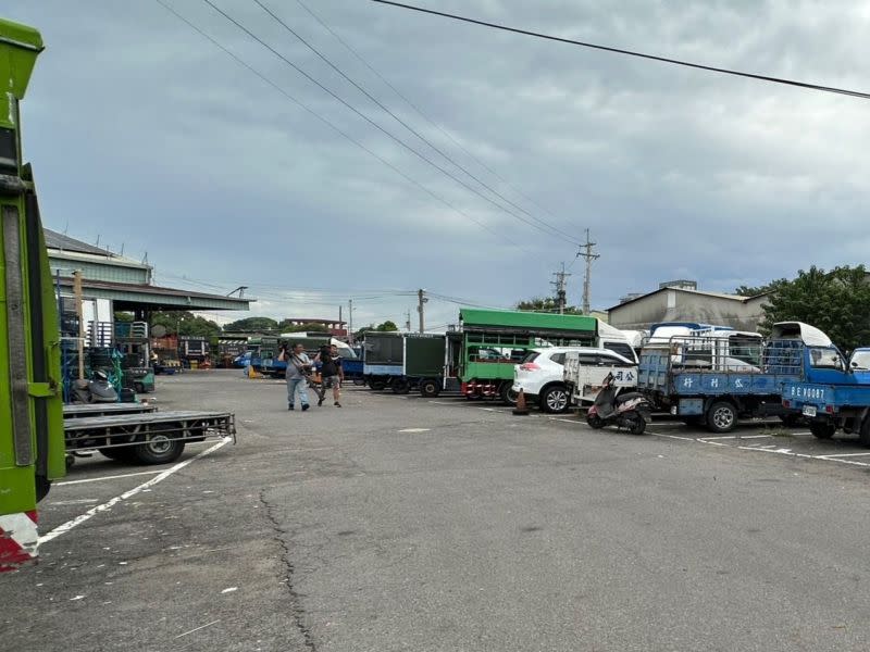 ▲中市果菜批發市場第三、第四停車場將於7月底終止土地租約，將拆除零星市場建物還地，並圍起護欄(圖／柳榮俊攝2023.7.26)