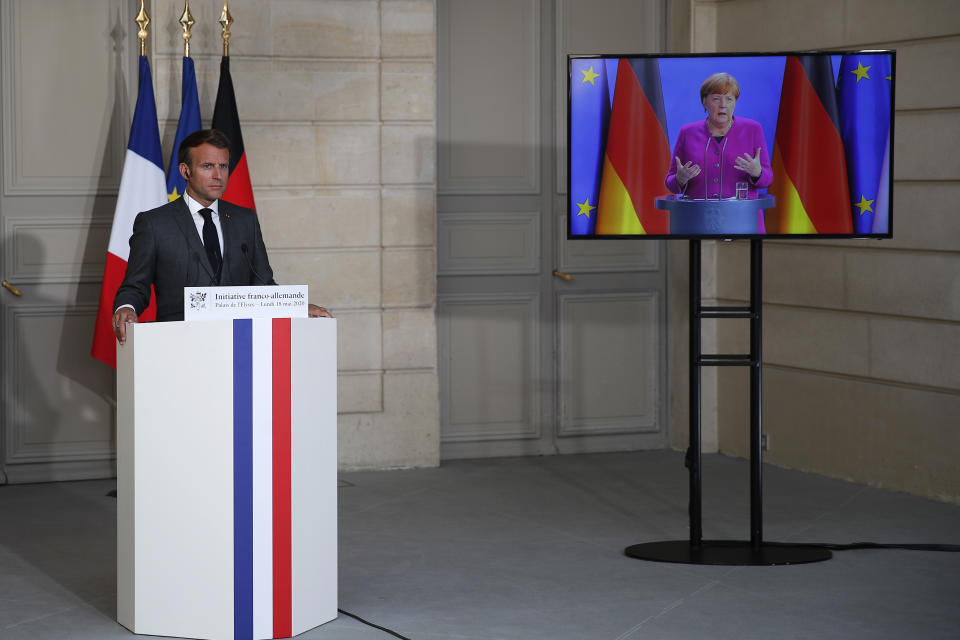 El presidente francés Emmanuel Macron escucha a la canciller alemana Angela Merkel durante una conferencia de prensa conjunta en el Palacio del Elíseo, el lunes 18 de mayo de 2020, en París. (AP Foto/Francois Mori, Pool)