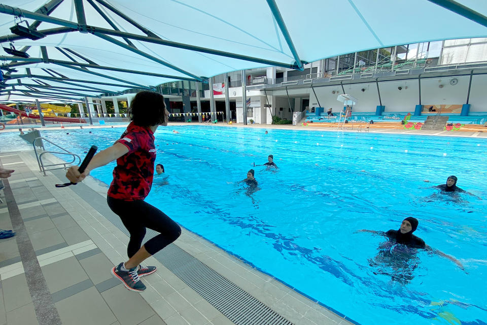 Aqua fitness trainer Vikki Jonied leading her Aqua Drum Vibes class at Pasir Ris Sports Centre. (PHOTO: Dhany Osman/Yahoo News Singapore)