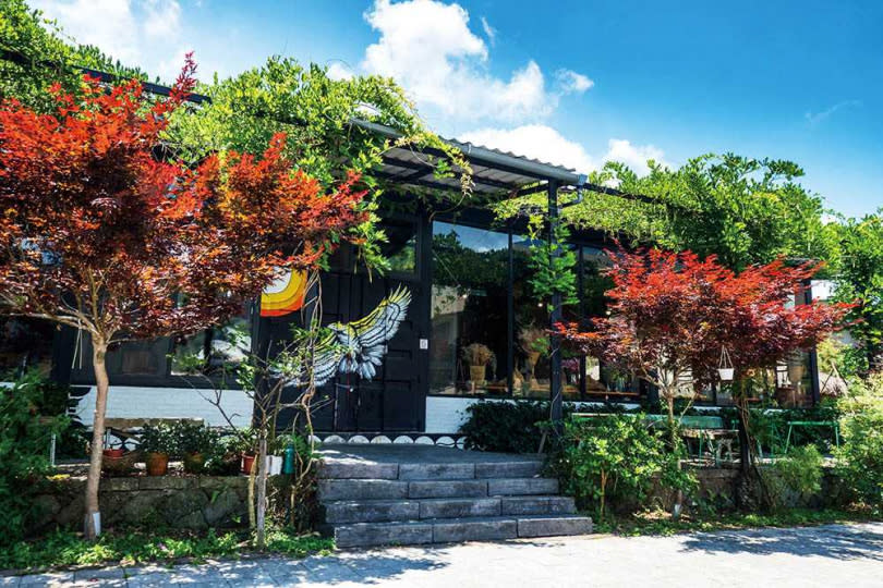 「鄒風館部落餐廳」大門兩側，一年四季有輪開的花朵與農作物。（圖／林士傑攝）