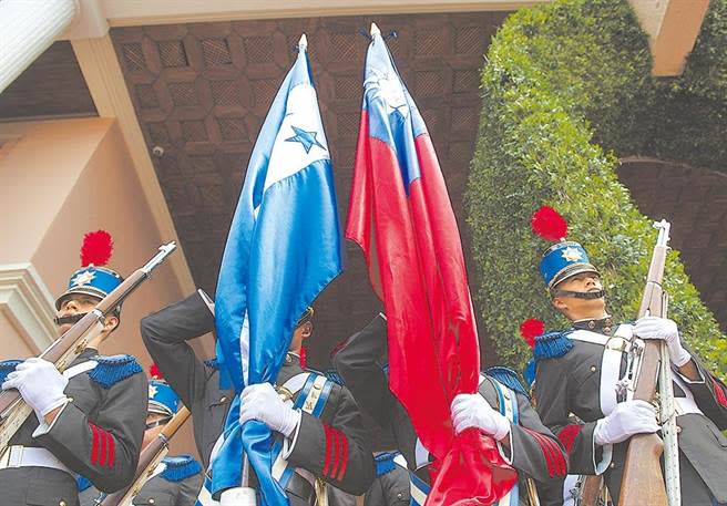 宏都拉斯總統府前，宏國與中華民國兩國國旗。（總統府提供）