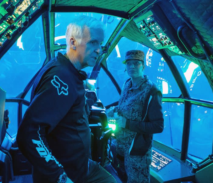 James Cameron en una cápsula subacuática