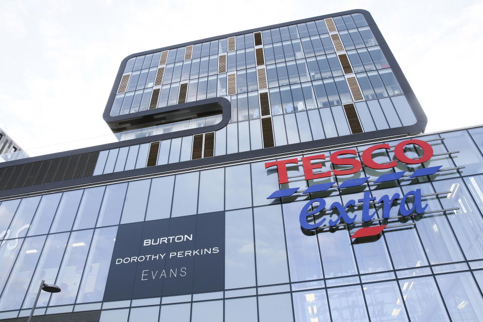 A Tesco Extra store is seen in Woolwich, southeast London, Britain February 26, 2016. As online deliveries surge and shop sales fall, Britain's retailers are looking to refit their once bustling superstores with new attractions such as rivals' fashion brands to fill empty spaces and keep shoppers coming through the door.  REUTERS/Stefan Wermuth