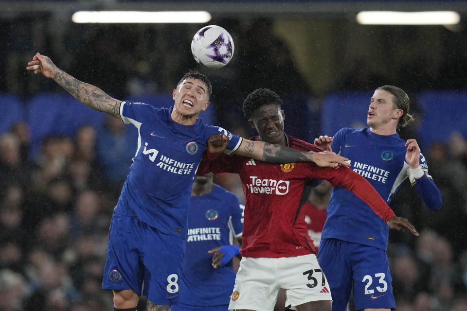 Manchester United's Kobbie Mainoo, center, is challenged by Chelsea's Enzo Fernandez, left, and Chelsea's Conor Gallagher during the English Premier League soccer match between Chelsea and Manchester United at Stamford Bridge in London, Thursday, April 4, 2024. (AP Photo/Kin Cheung)