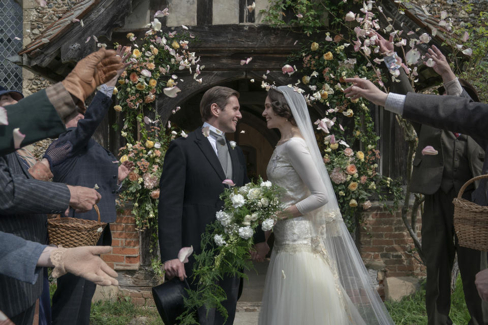 En esta imagen difundida por Focus Features, Allen Leech como Tom Branson, izquierda, y Tuppence Middleton como Lucy Smith, en una escena de "Downton Abbey: A New Era". (Ben Blackall/Focus Features vía AP)