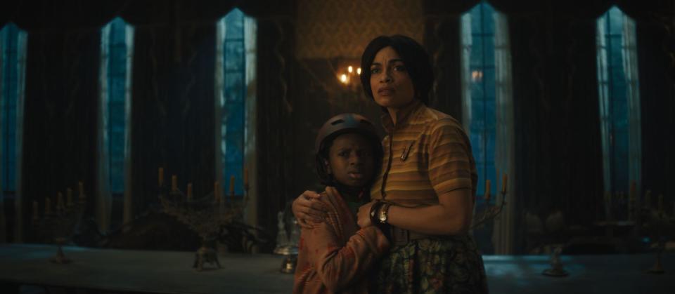 Die alleinerziehende Gabbie (Rosario Dawson) zieht mit ihrem Sohn (Chase W. Dillon) in ein alts Haus in New Orleans. In "Geistervilla" stellen sie aber schon bald fest, dass sie dort nicht alleine sind. (Bild: 2023 Disney Enterprises, Inc. / Leonine)