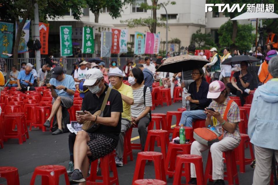 青鳥行動重返立法院，許多中年參加者共襄盛舉。（圖／記者盧逸峰攝）