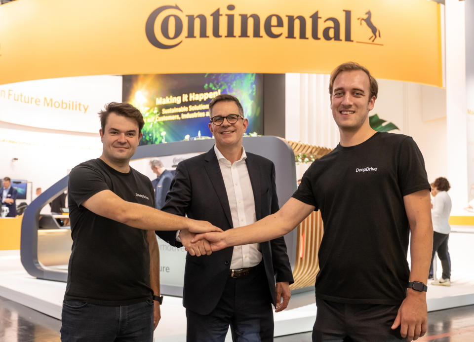 Startup meets Konzernriese: Matthias Matic von Continental (Mitte) mit den Geschäftsführern von Deep Drive, Stefan Ender (links) und Felix Pörnbacher. - Copyright: Continental