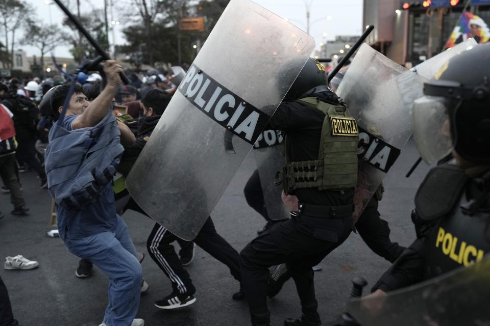 Manifestantes de oposición chocan con la policía en el centro de Lima, Perú, el miércoles 19 de julio de 2023. La protesta exige a la presidenta peruana Dina Boluarte un adelanto electoral inmediato, así como justicia por los muertos en las manifestaciones que sucedieron a la destitución de Pedro Castillo como presidente. (AP Foto/Rodrigo Abd)