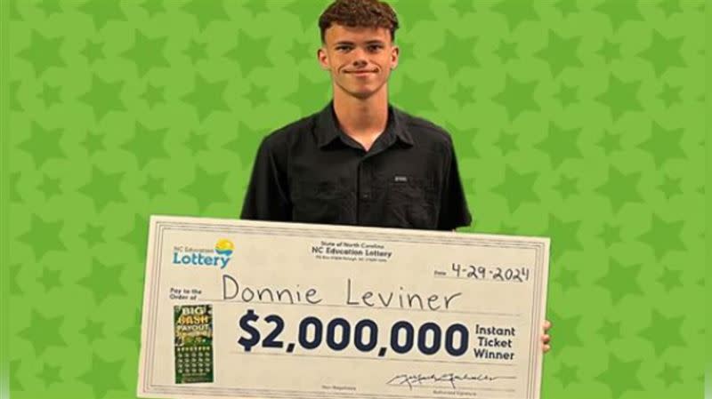 18歲男子生平第一次買彩券，幸運刮中200萬美元大獎。（圖／翻攝11NEWS）