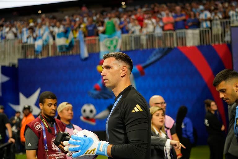 Emiliano Martínez en el reconocimiento de campo de juego antes del partido entre Argentina y Canadá