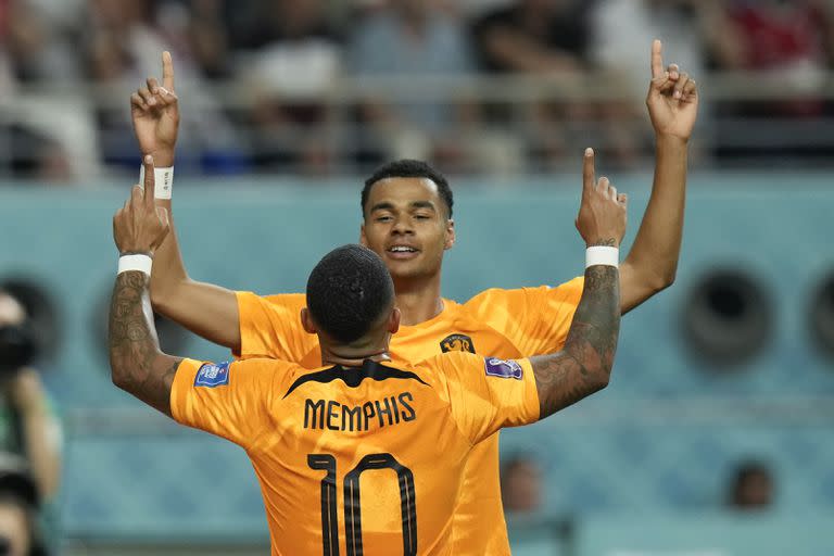 Memphis Depay (de espaldas) y Cody Gapko (de frente) celebran un gol con su ritual: los índices hacia el cielo