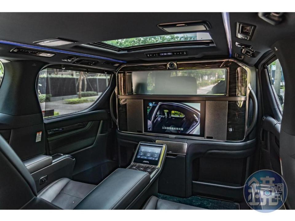 四人座車型採用後座獨立空間設計，車室內高度達1,350mm、後座座椅中心至隔層屏風更達驚人的1,150mm，提供超大腳部空間以及寬闊的視野。