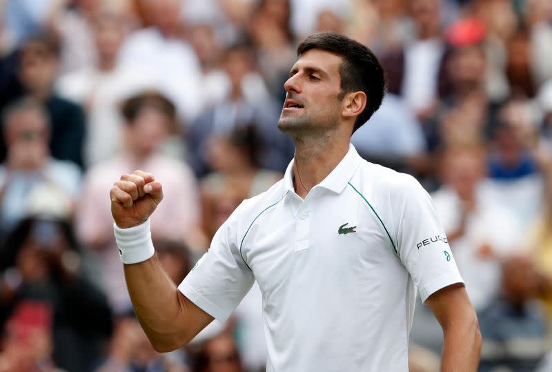 El serbio Novak Djokovic celebra después del triunfo frente al chileno Cristian Garin en Wimbledon