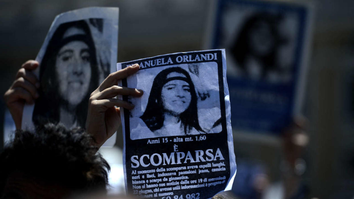 Un manifestant tient une affiche d’Emanuela Orlandi avec l’inscription « disparue » sur la place Saint-Pierre, au Vatican le 27 mai 2012.