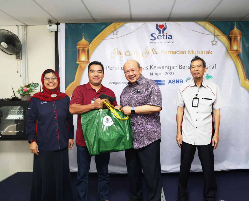 Y.A.M. Tan Sri Syed Anwar presented  syawal baskets and zakat funds in the form  of Raya packets to an asnaf recipient,  witnessed by Dato’ Zuraidah Atan, S P Setia  Foundation Chairman and a Director of S P  Setia Berhad and Dato' Dr Abdul Rahman  bin Abdullah, Trustee of LZS