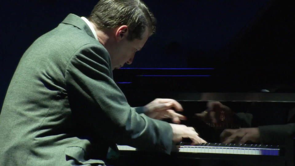 Sean Hayes as Oscar Levant performing Gershwin, in 