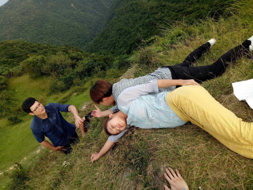 王燦、賴慧如、許仁杰為了重頭戲到懸崖邊拍攝，演員群互相打氣鼓勵。（圖／民視提供）