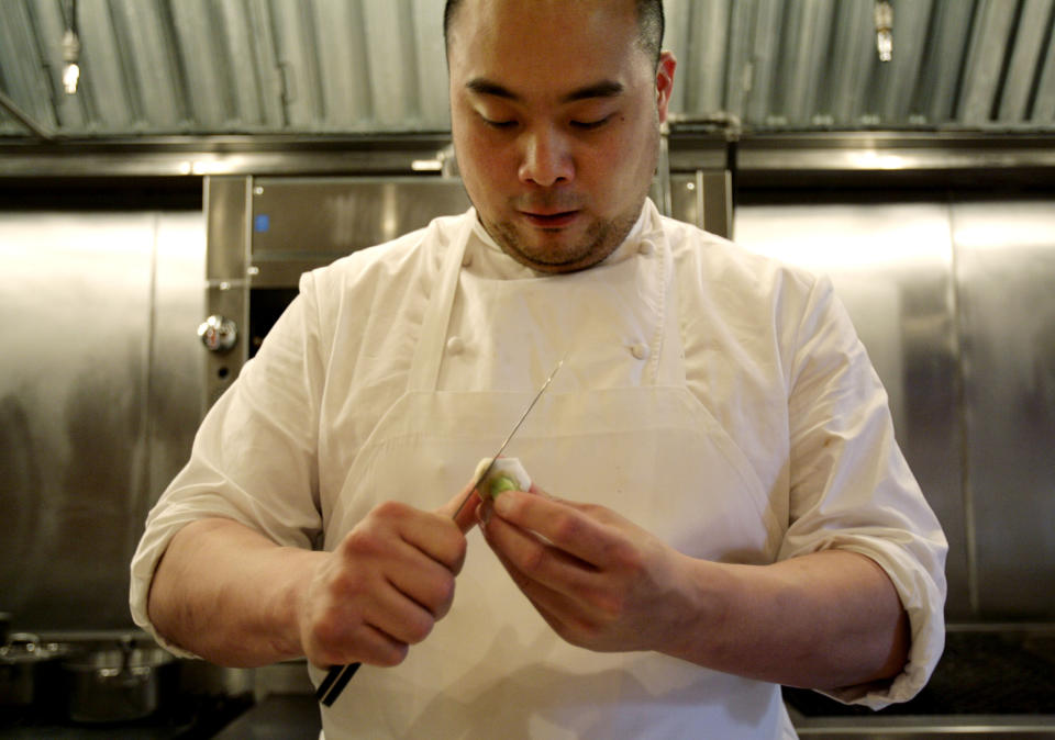 ARCHIVO – En esta fotografía de archivo del 9 de abril de 2008 el chef David Chang prepara unas verduras para una cena en Momofuku Ko en Nueva York. Un reporte de la empresa Nielsen señala que los asiáticos estadounidenses usan servicios digitales y streaming más que cualquier otro grupo étnico y racial en Estados Unidos mientras que se están convirtiendo en consumidores clave e influyentes en entretenimiento y videojuegos. (Foto AP/Seth Wenig, archivo)