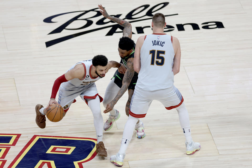 Jamal Murray與Nikola Jokic打擋拆盼甩開Nickeil Alexander-Walker。（Photo by Matthew Stockman/Getty Images）