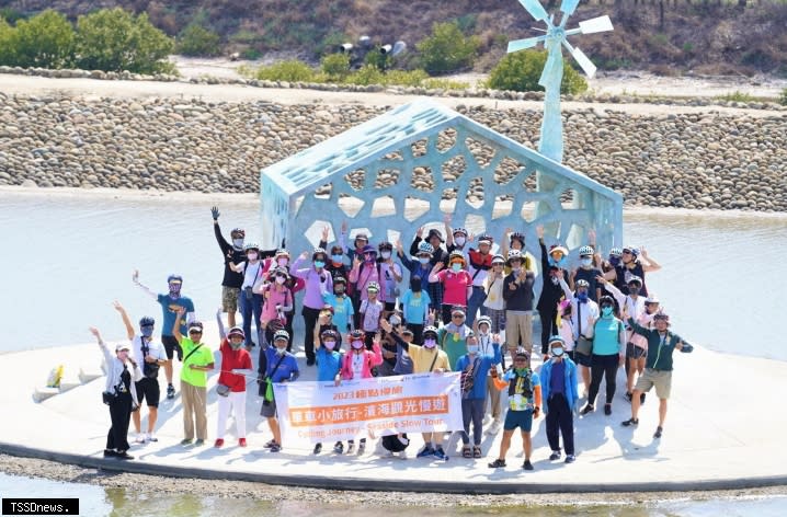 交通部觀光局雲嘉南濱海國家風景區領騎導覽培訓員率親子Bike遊最美雲嘉南濱海，三條路線引領車友深度慢遊，享受騎乘觀光樂趣。<br /><br />（記者李嘉祥攝）