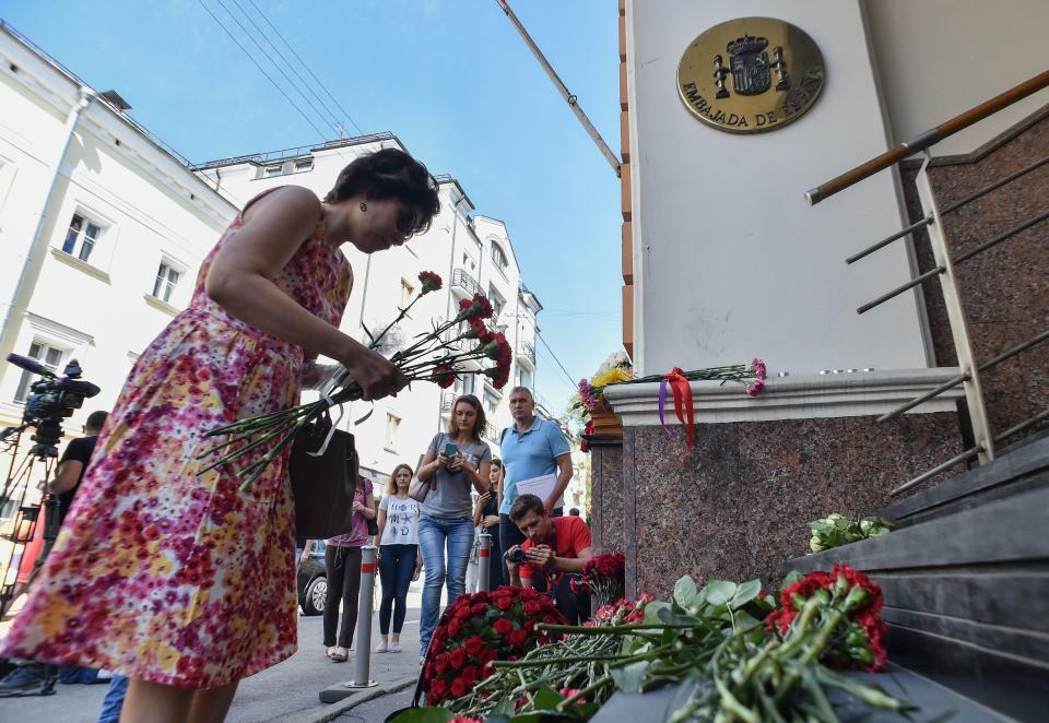 People place flowers to pay tribute to the victims of the Barcelona attack, in front of the Spanish embassy in Moscow.&nbsp;