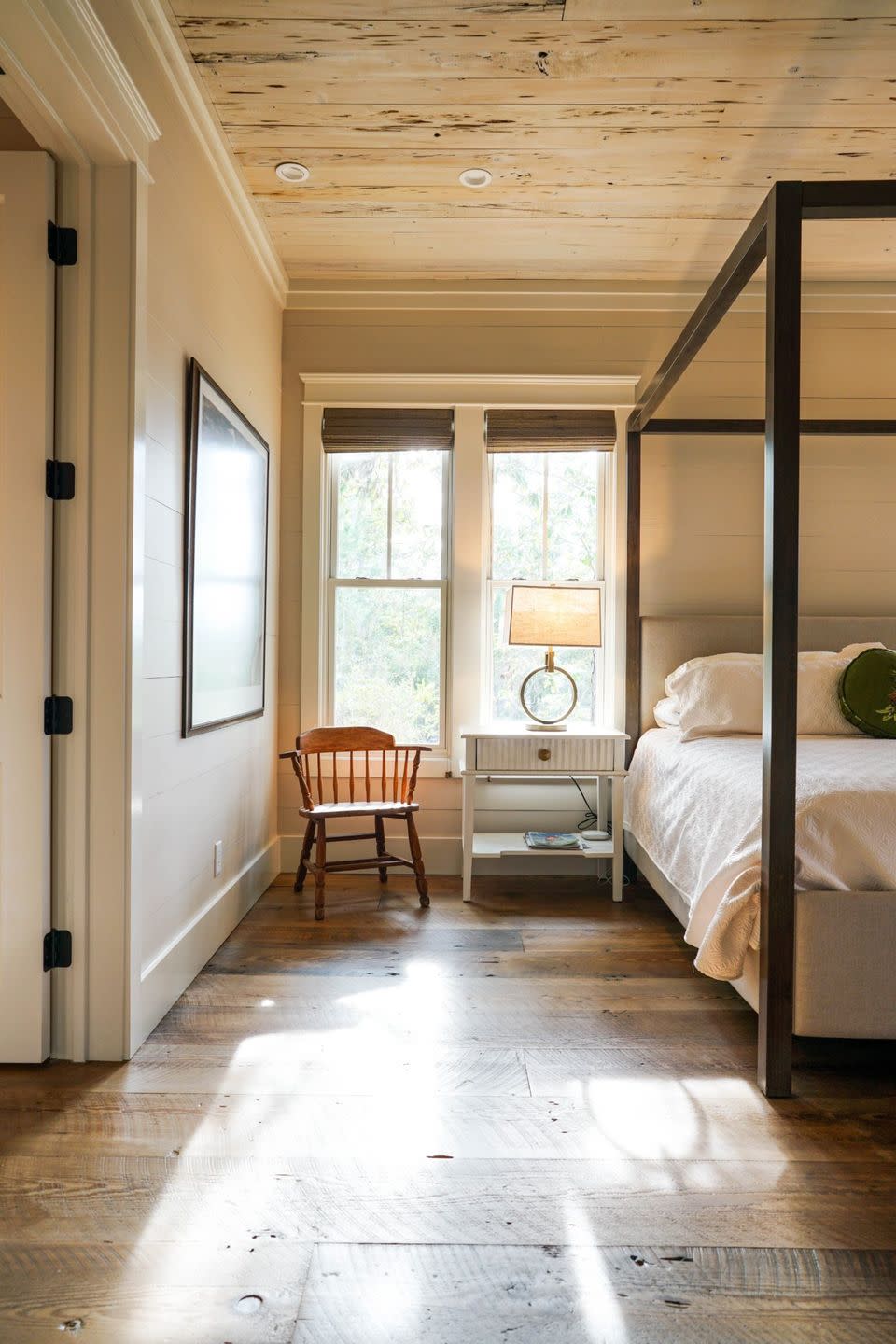 <p>Modern furnishings contrast with country-house details in this sunny bedroom. The textured ceiling is made from cypress wood and the wood flooring is made up of materials from an old barn. Design by <a href="https://deringhall.com/specialty-artisans/evolutia" rel="nofollow noopener" target="_blank" data-ylk="slk:Evolutia;elm:context_link;itc:0;sec:content-canvas" class="link ">Evolutia</a>.</p>