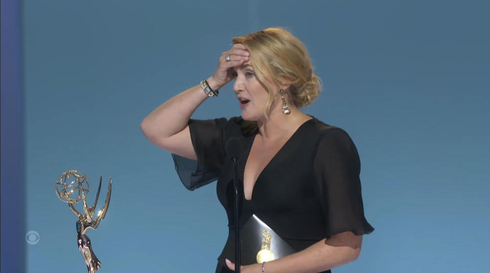 En esta imagen de video emitida por la Academia de la Televisión, Kate Winslet recibe el premio Emmy a la mejor actriz en una serie limitada por "Mare of Easttown" el domingo 19 de septiembre de 2021 en Los Angeles. (Television Academy via AP)