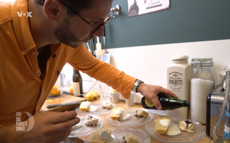 Der letzte Gang der Woche: Baba au rhum mit Vanilleeis und Kürbiskernöl.
 (Bild: RTL)