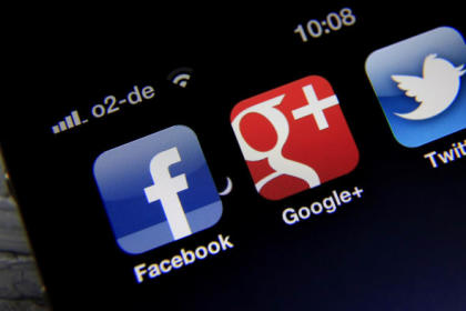 7. Europaeischer Datenschutztag (ARCHIV: Die Apps der sozialen Netzwerke Facebook (l. ) und Google Plus (M. ) sowie des Kurznach