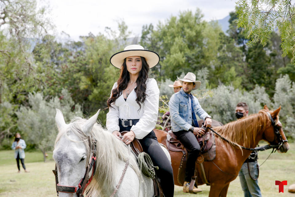 <p>Aunque por sus venas no corre sangre de los gavilanes ya que su personaje no es hija de ninguno de los seis protagonistas originales, <strong>Camila Rojas</strong> tendrá una destacada participación en la nueva temporada de <em>Pasión de gavilanes</em> como Alma Muriel, la hija de la famosa cantante Rosario Montes (<strong>Zharick León</strong>). "[Mi personaje] es una niña que creció en una familia económicamente muy buena pero disfuncional y es la típica relación con sus padres donde lo que más importa es el poder. Es una mujer que, a pesar de las dificultades y circunstancias, tiene la madurez para dentro de todo saber tomar las mejores decisiones", comparte sobre su personaje. </p>