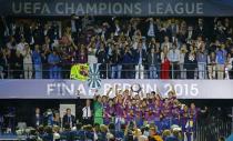 Football - FC Barcelona v Juventus - UEFA Champions League Final - Olympiastadion, Berlin, Germany - 6/6/15 Barcelona's Xavi (C) celebrates with the trophy and team mates after winning the UEFA Champions League Reuters / Darren Staples