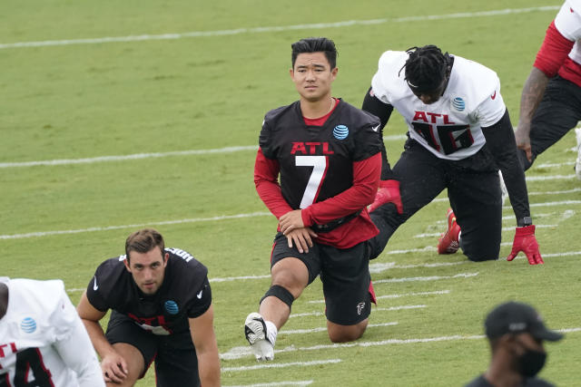 Atlanta Falcons kicker Younghoe Koo (7) practices kicking field