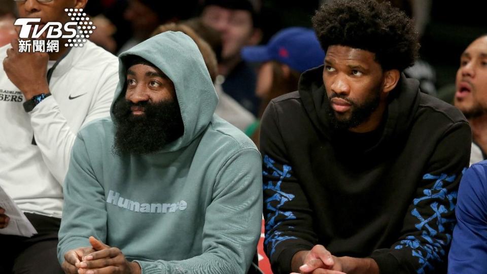 76人雙巨頭恩比德（Joel Embiid）和哈登（James Harden）作壁上觀。（圖／達志影像路透社）