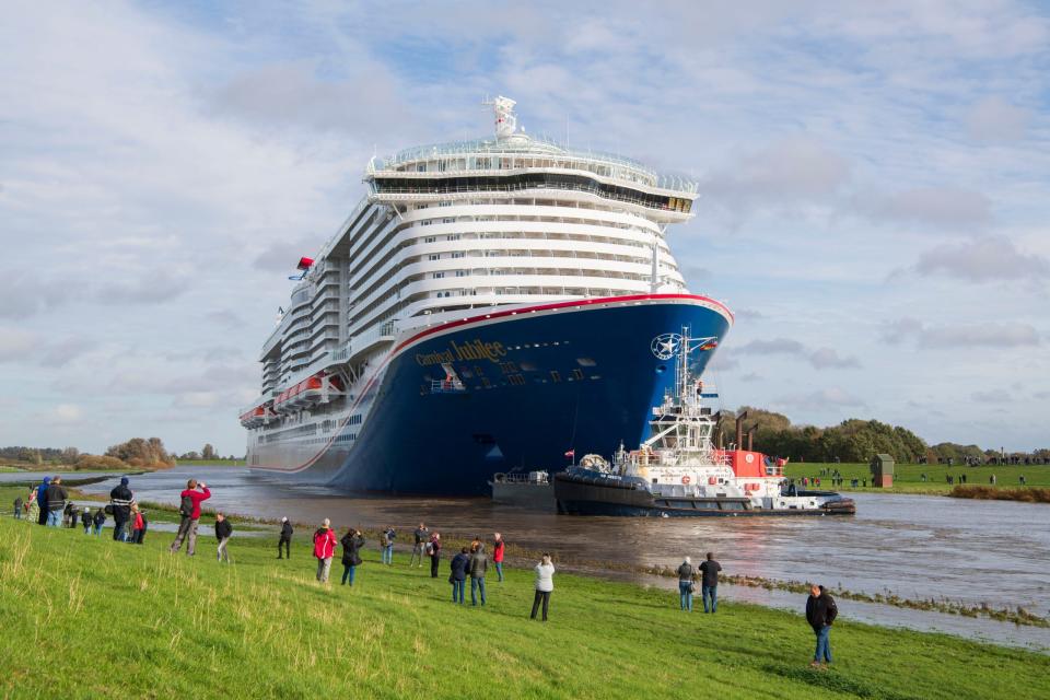 Ein Kreuzfahrtschiff auf dem Weg von der Werft in die Nordsee.  - Copyright: Sarah Knorr/picture alliance via Getty Images