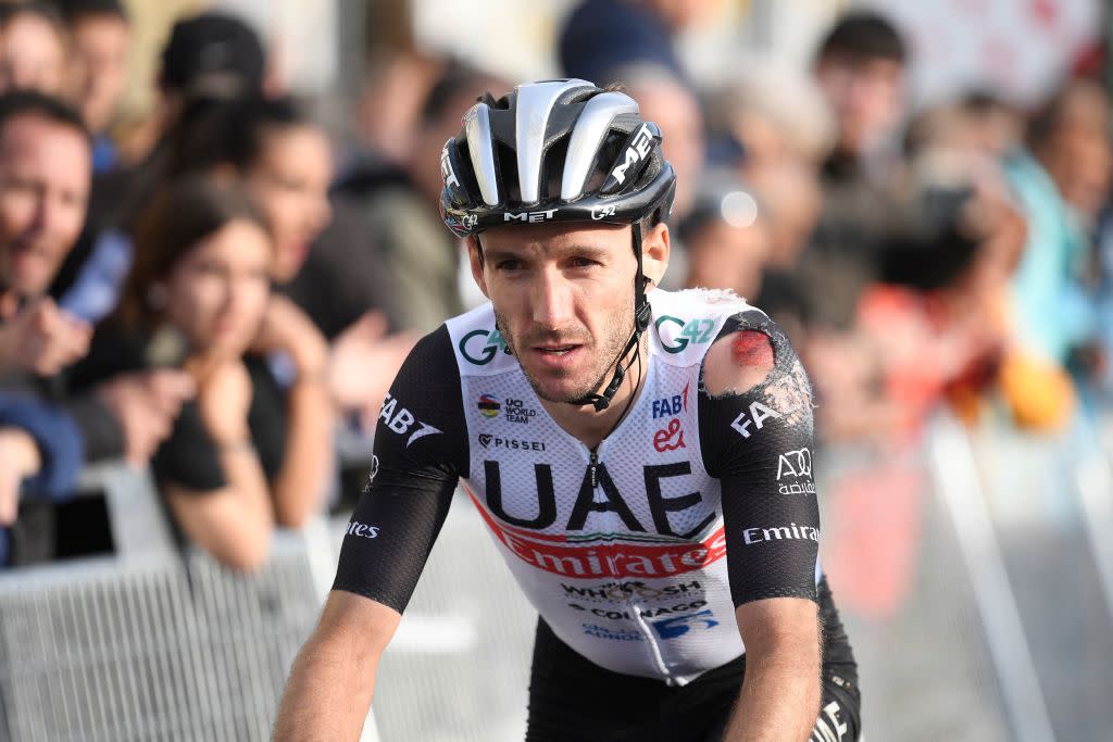  Adam Yates crashes on stage 1 at Volta a Catalunya 