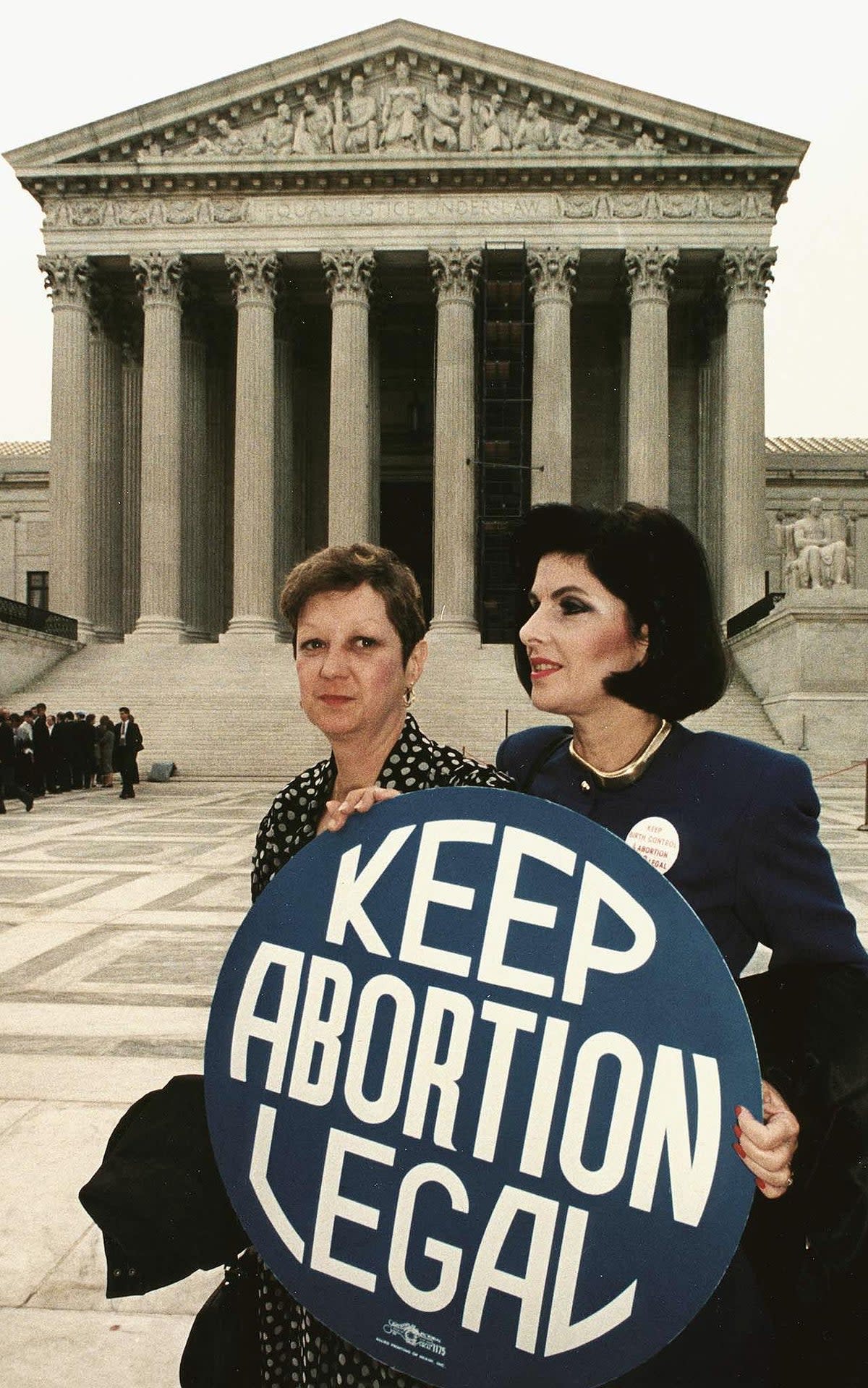 Esta foto de archivo de 1989 muestra a Norma McCorvey (izq), conocida como “Jane Roe” en el histórico fallo de 1973, Roe vs Wade, el cual expandió los derechos al aborto en EE.UU.  A la derecha está la abogada Gloria Allred, ambas frente a la Corte Suprema  (AFP)