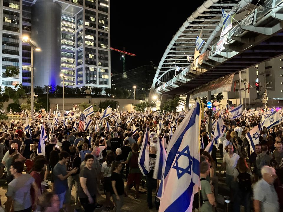 Teilnehmer nehmen an einem Protest im Zentrum von Tel Aviv in der Derech Menachem Begin Street teil (Bild: Cindy Riechau/dpa)