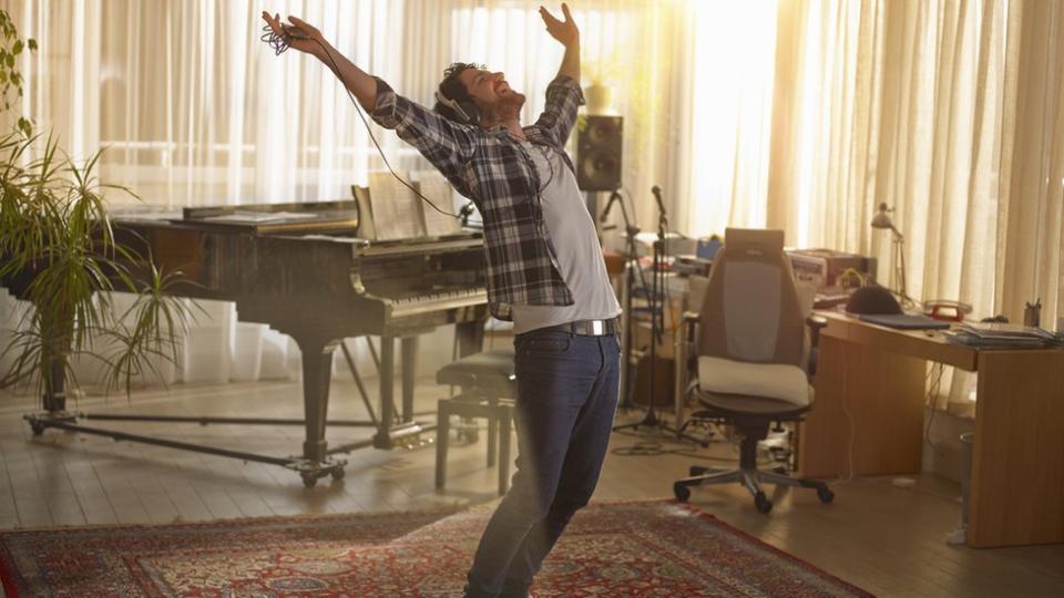 Un hombre escucha música con audífonos