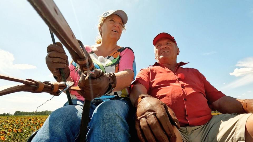 Die Liebe zu Pferden haben die 61-Jährige und der Bauer gemeinsam. (Bild: RTL)
